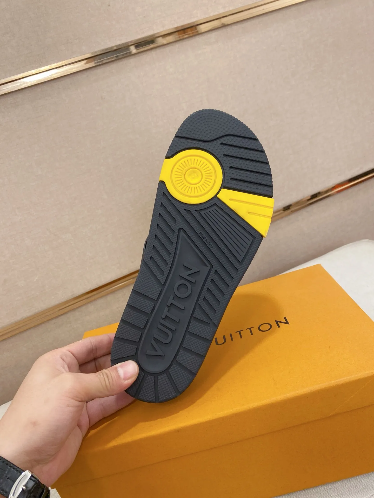 Factory price: 420💰Made by LV🔍Top purchasing agent. Men's spring and summer slippers are available at the same counter. The uppers are made of cowhide imported from Italy. High-quality craftsmanship, soles: original soles specially provided by the original factory, exclusive movable molded soles are super comfortable, original factory follow-up goods, 🔍🔍high quality, can be entered and exited the counter at will, welcome to compare, code number 38-44. Can be customized45